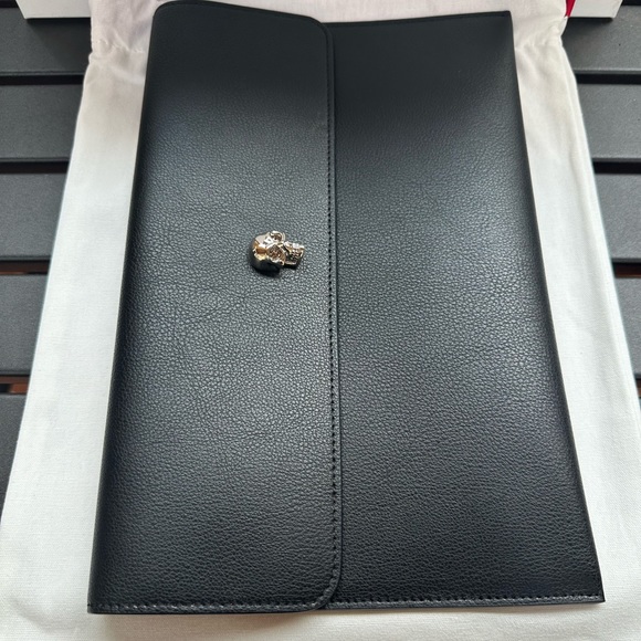 Alexander McQueen Black Skull Envelope Clutch Bag - Picture 4 of 14